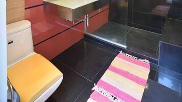 3-Bedroom Villa | Bad | Dusj, toalettartikler (inkludert), hårføner og håndklær