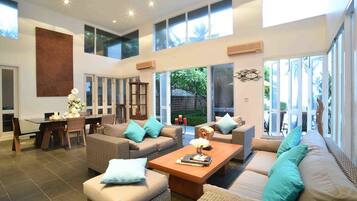 3-Bedroom Villa | Área de sala de estar | Televisión de pantalla plana de 32 pulgadas con canales por cable