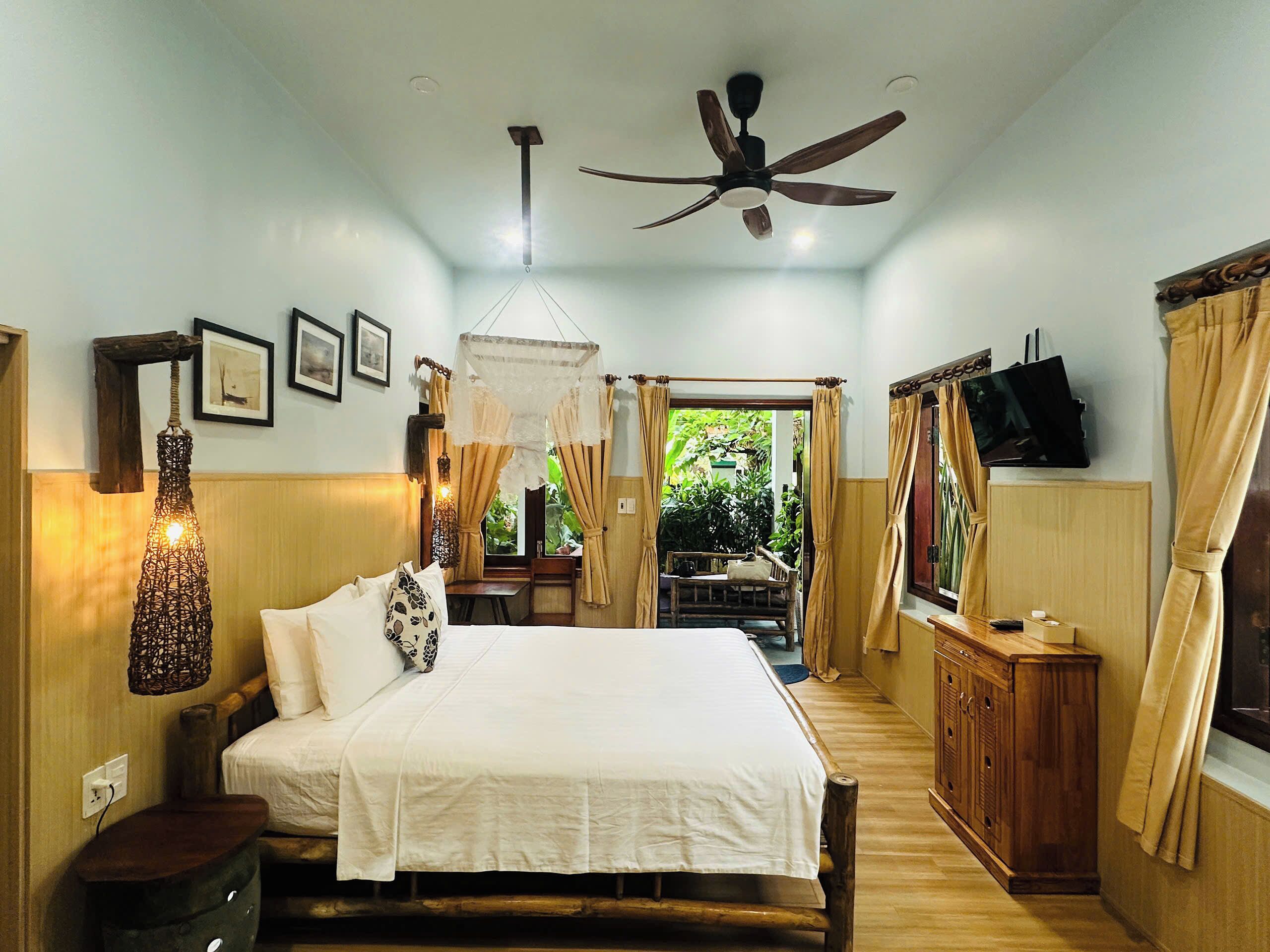 Deluxe Room, Terrace | Hypo-allergenic bedding, minibar, desk, laptop workspace