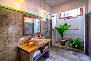 Dusche, kostenlose Toilettenartikel, Haartrockner, Hausschuhe