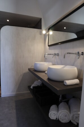 Suite Deluxe | Baño | Regadera, amenidades de baño gratuitas, secadora de cabello, pantuflas 