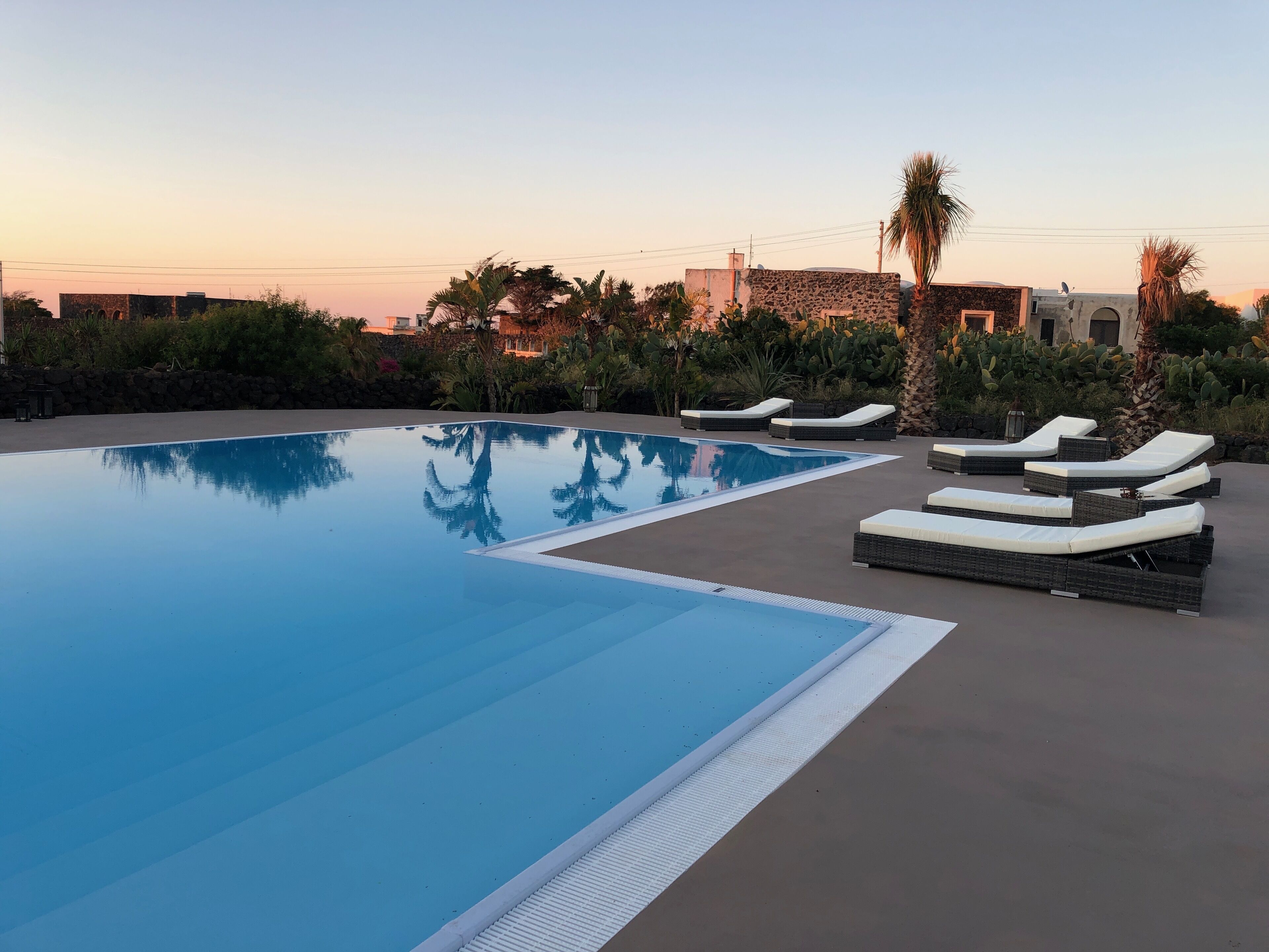 Infinity-Pool, Liegestühle