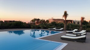 An infinity pool, pool loungers - I Dammusini di Pantelleria (Pantelleria)
