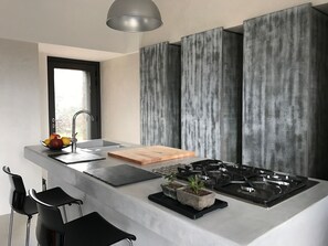 Suite Luxe, terrasse | Coin cuisine privé | Grand réfrigérateur, four, plaque de cuisson, bouilloire électrique