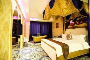 Standard Queen Room | Desk, blackout curtains, free WiFi