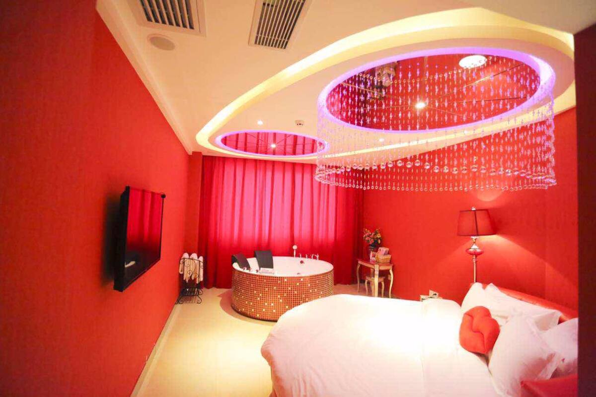 Superior Queen Room -B | Desk, blackout curtains, free WiFi