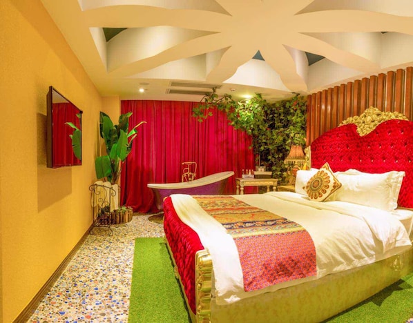 Standard Queen Room | Desk, blackout curtains, free WiFi