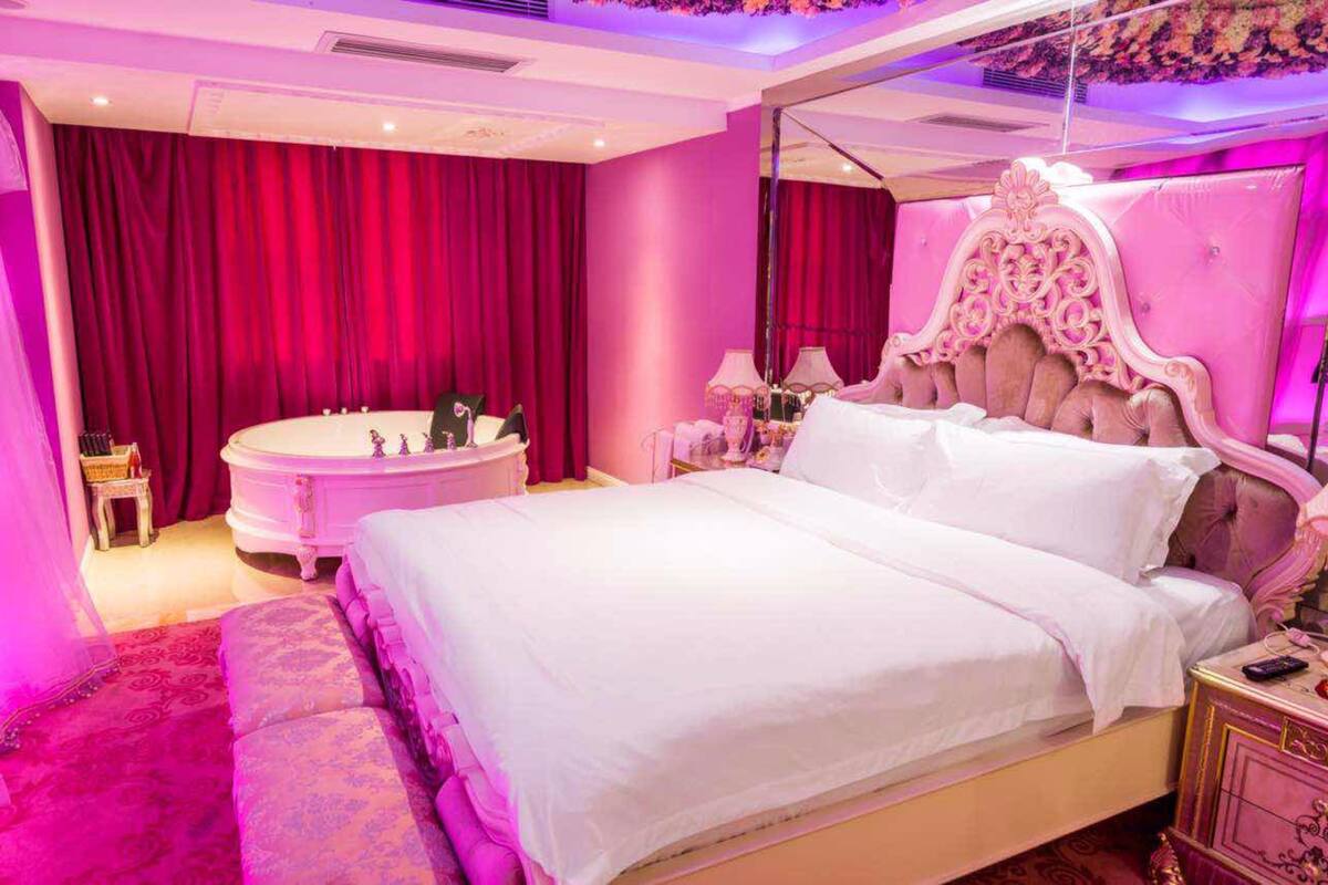 Traditional Queen Room | Desk, blackout curtains, free WiFi