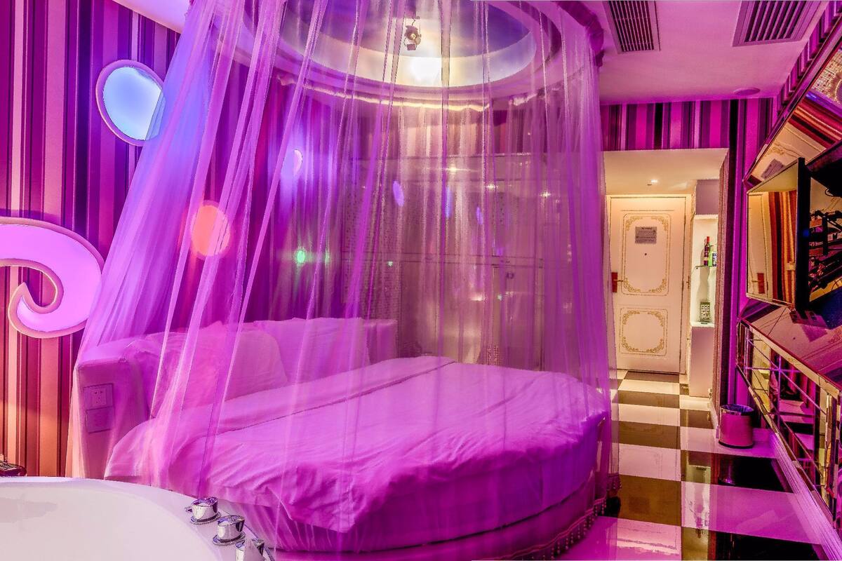 Premier Queen Room | Desk, blackout curtains, free WiFi