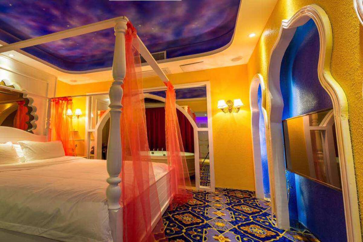 Comfort Queen Room | Desk, blackout curtains, free WiFi