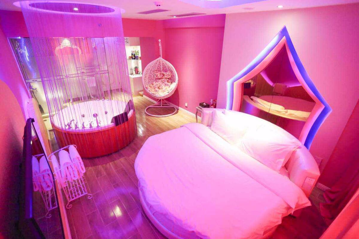 Classic Queen Room | Desk, blackout curtains, free WiFi