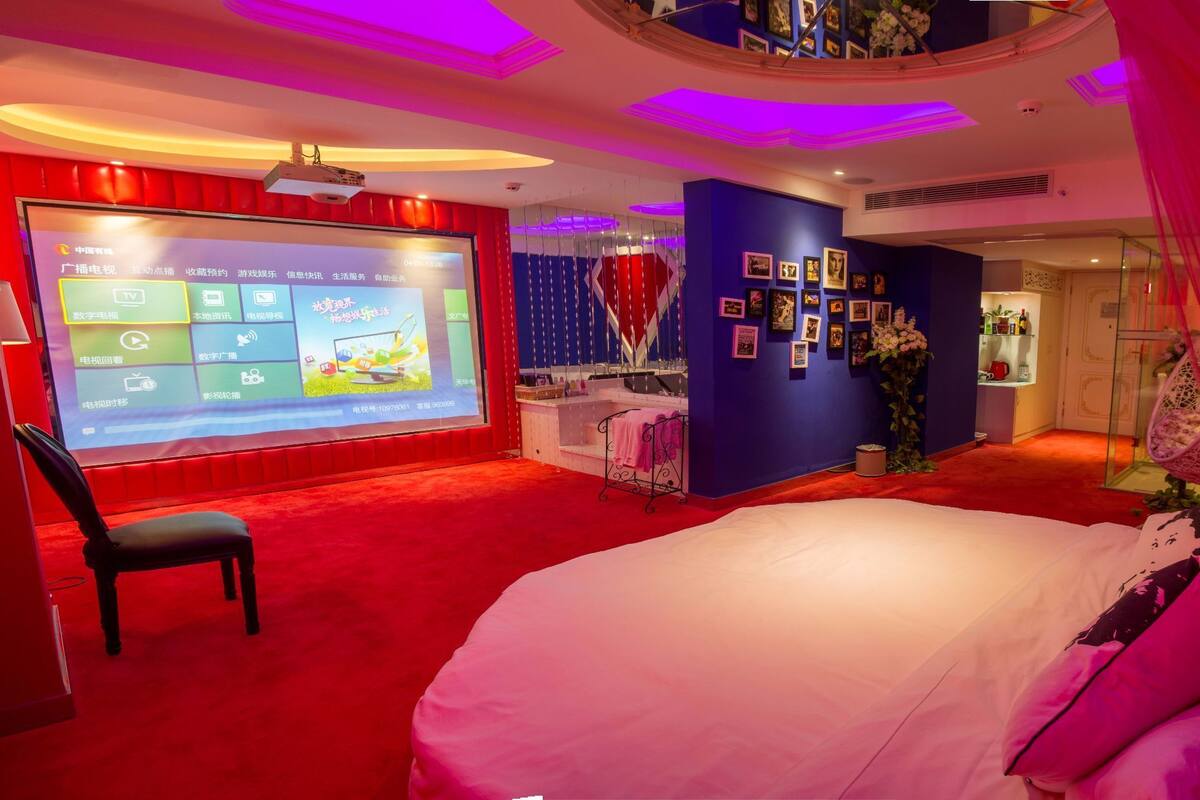 Design Queen Room | Desk, blackout curtains, free WiFi