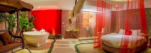 Design Queen Room | Desk, blackout curtains, free WiFi