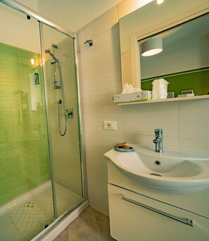Dreibettzimmer | Badezimmer | Dusche, kostenlose Toilettenartikel, Haartrockner, Bidet