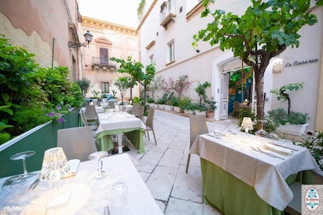 Exterior. Le Caserie