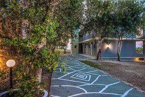 Un sendero que lleva a un edificio con un diseño geométrico en el suelo.