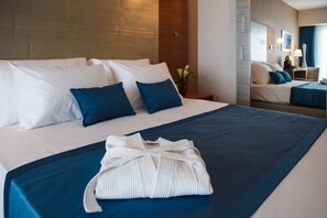Minibar, brankas, setrika/meja setrika, dan Wi-Fi gratis