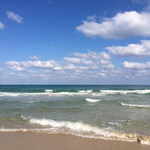 A beach with waves and a clear sky. - Medi Terre Boutique Hotel - By Saida Hotels (Netanya)