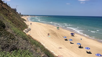 Vlak bij het strand, strandlakens, een strandbar