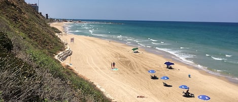 Una spiaggia nelle vicinanze, teli da spiaggia, un bar sulla spiaggia