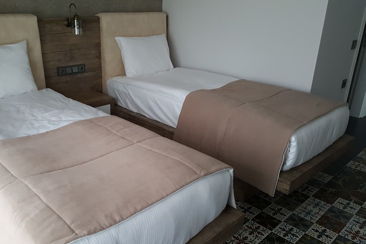 Suite, uitzicht op bergen | Een minibar, een kluis op de kamer, een bureau, geluiddichte muren