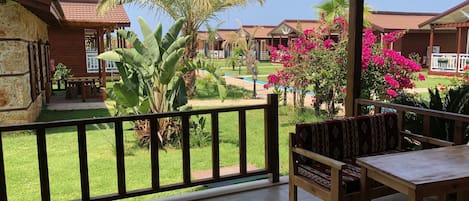 Minibar, caja de seguridad en la habitación y escritorio