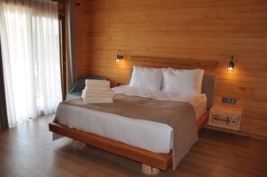 Family Bungalow | Minibar, in-room safe, desk, soundproofing