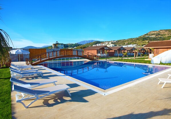 2 outdoor pools, pool loungers