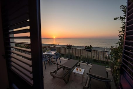Suite | Terrace/patio. Karma Resort