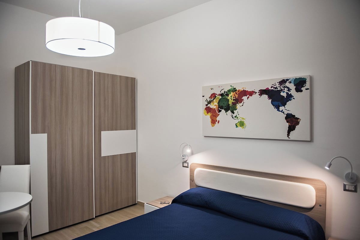 Zimmersafe, Schreibtisch, schallisolierte Zimmer, Babybetten