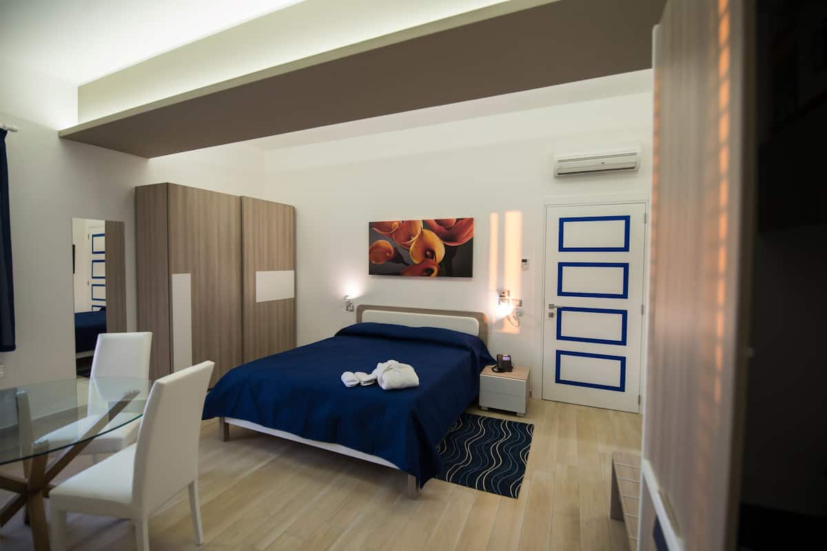 Suite | In-room safe, desk, soundproofing, cribs/infant beds