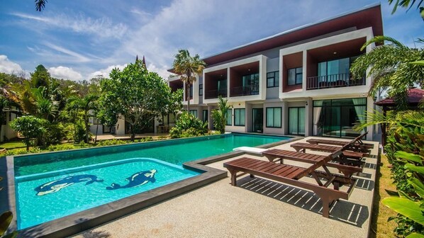 Outdoor pool, pool umbrellas, sun loungers