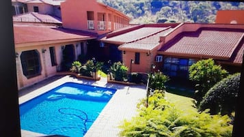 Piscina all'aperto, lettini
