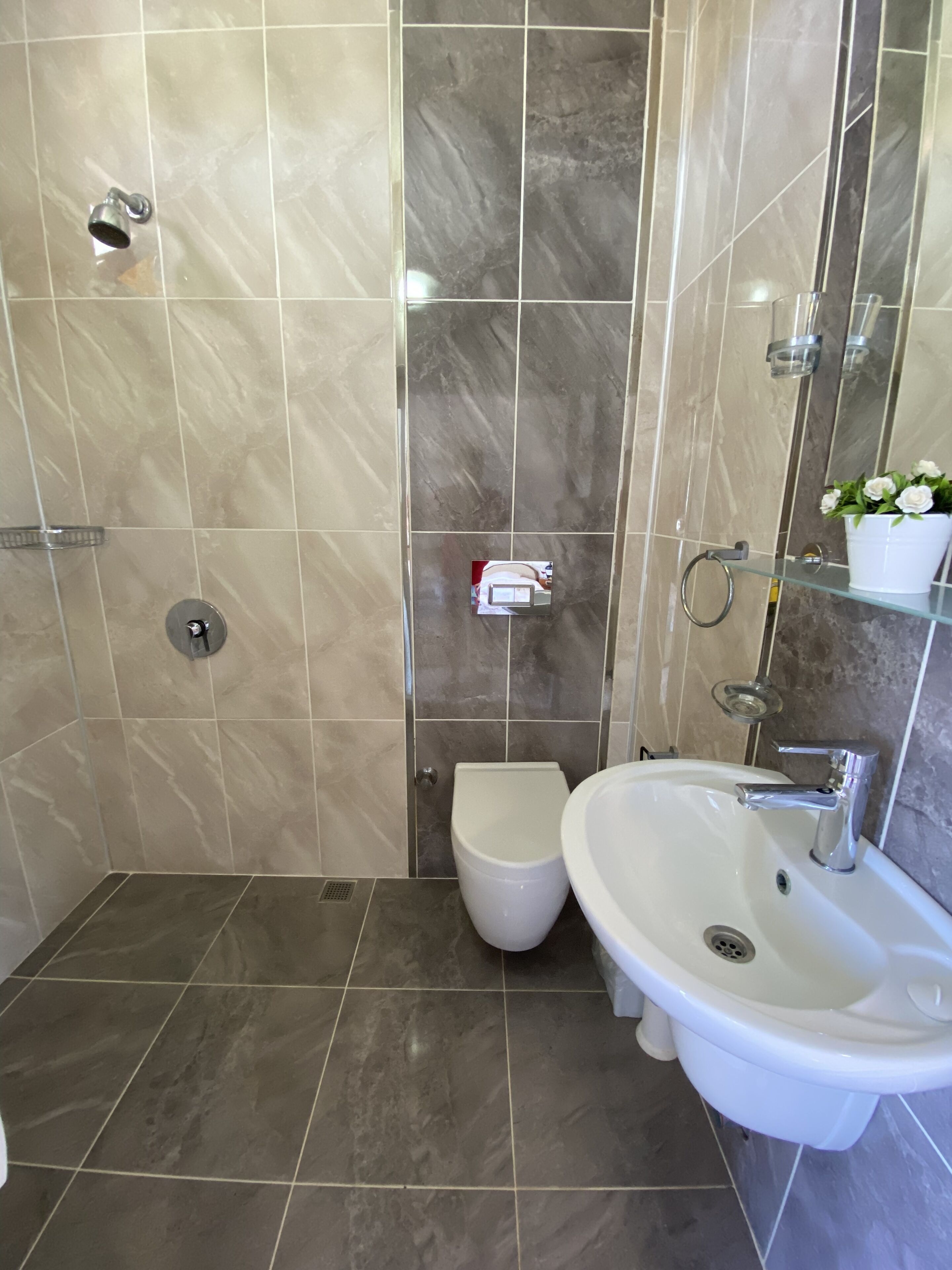 shower, free toiletries, hair dryer, towels