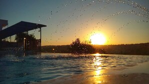 حمّام سباحة خارجي، حمّام سباحة مع شلّال، مظلات على حمّام السباحة