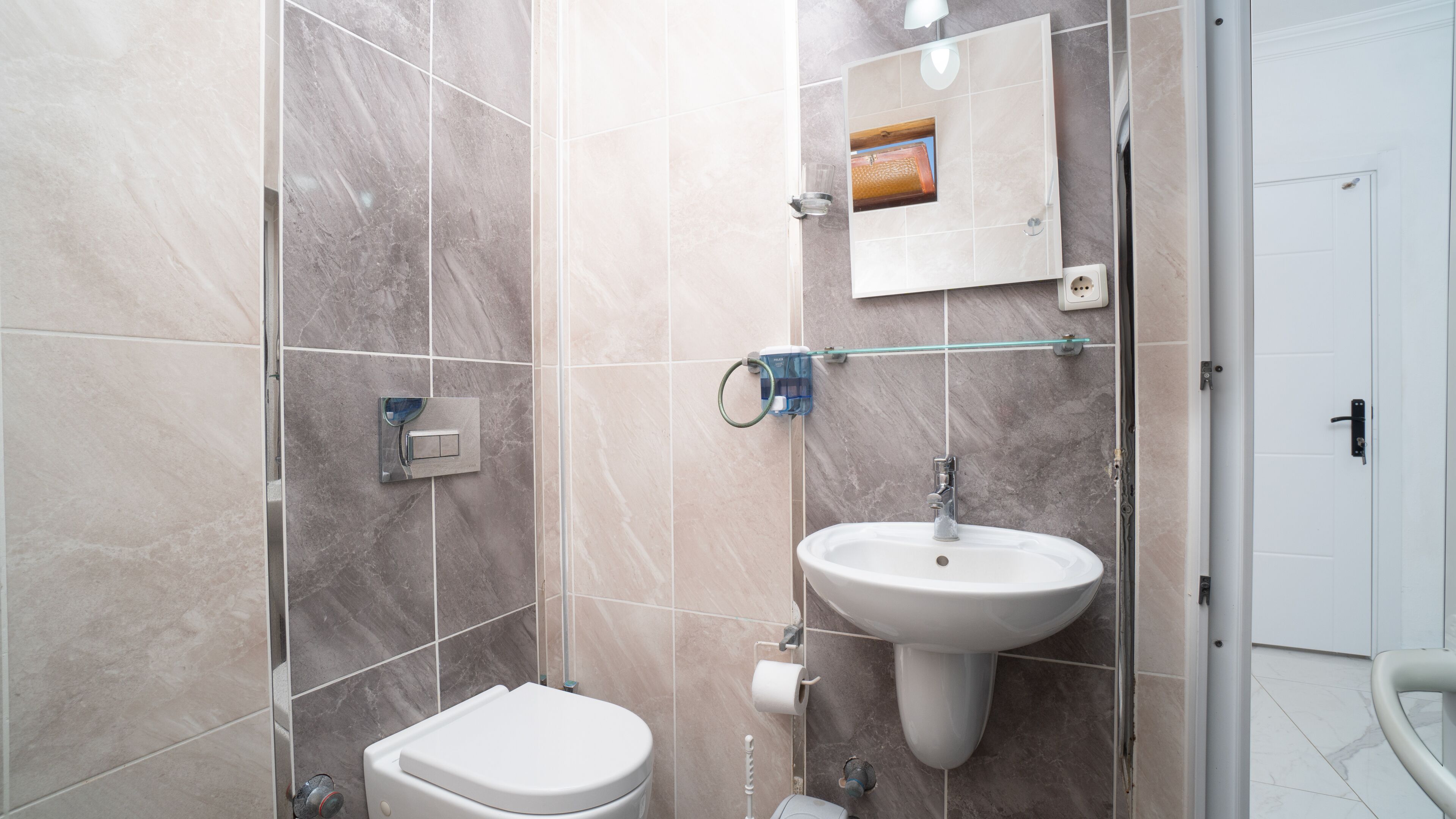 1 bedroom, desk, laptop workspace, soundproofing