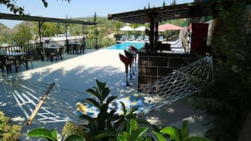 Quầy bar bên hồ bơi