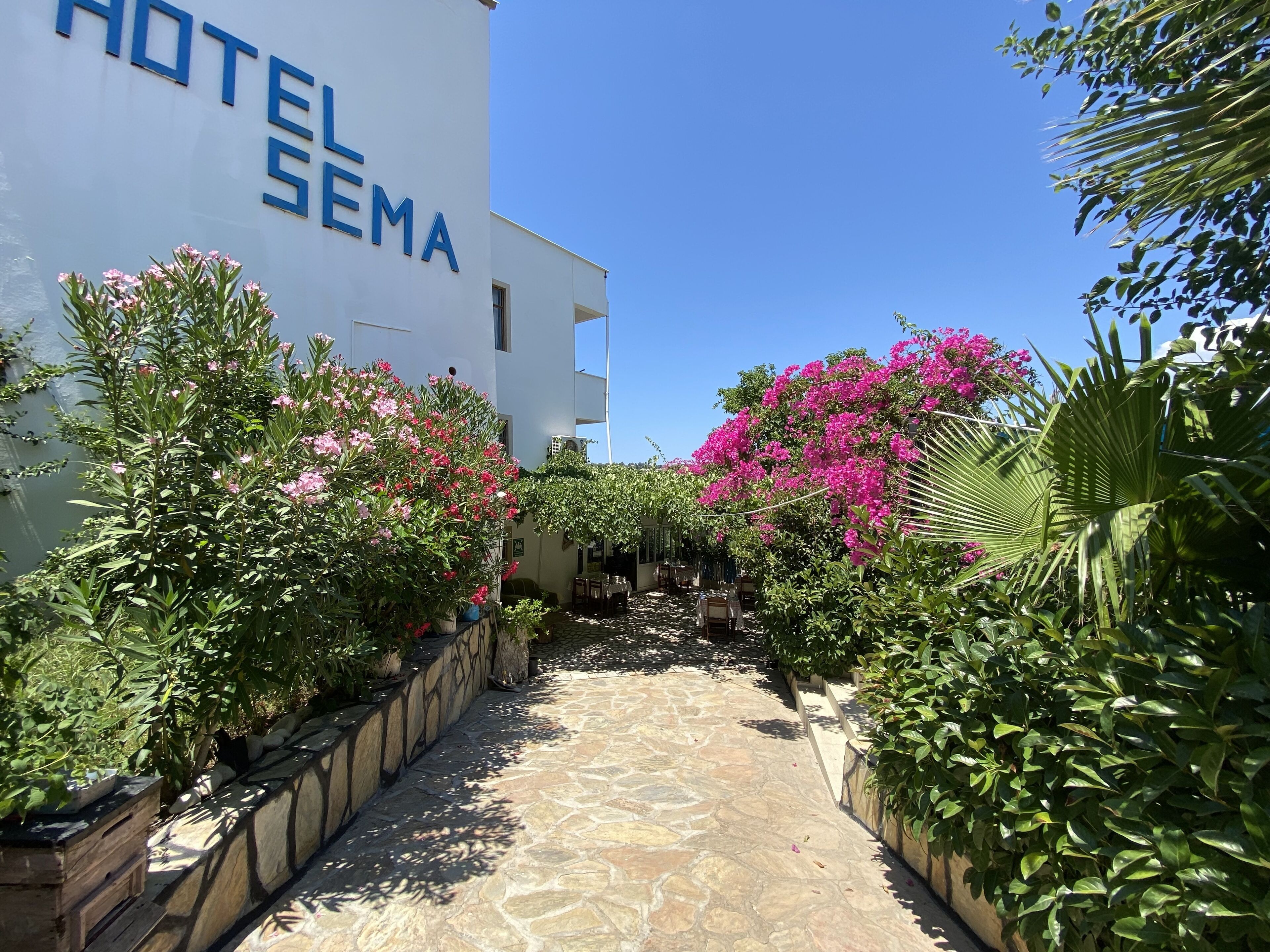 1 bedroom, desk, laptop workspace, soundproofing