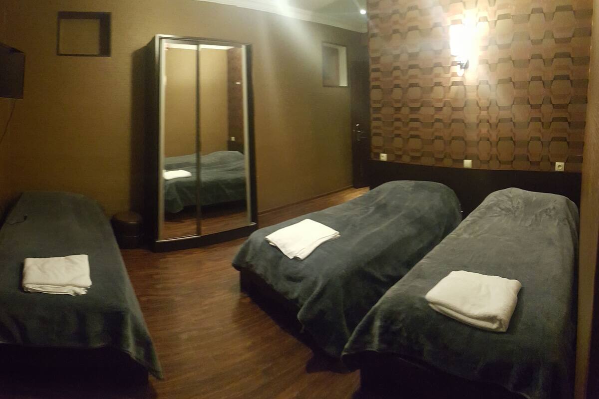 Phòng 3 | Bộ đồ giường cao cấp, nệm có lớp đệm bông, két bảo mật tại phòng 