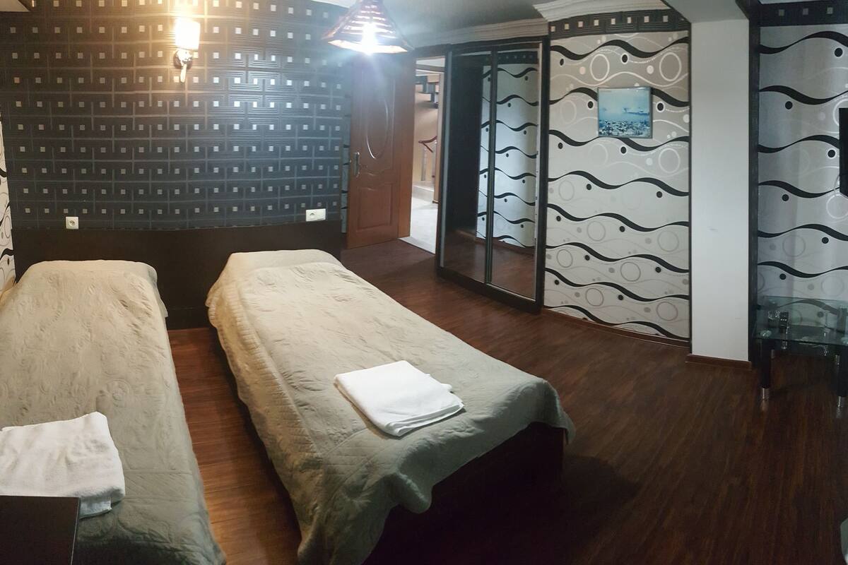 Phòng 2 giường đơn Tiêu chuẩn, ban công, khu vực sân vườn | Bộ đồ giường cao cấp, nệm có lớp đệm bông, két bảo mật tại phòng 