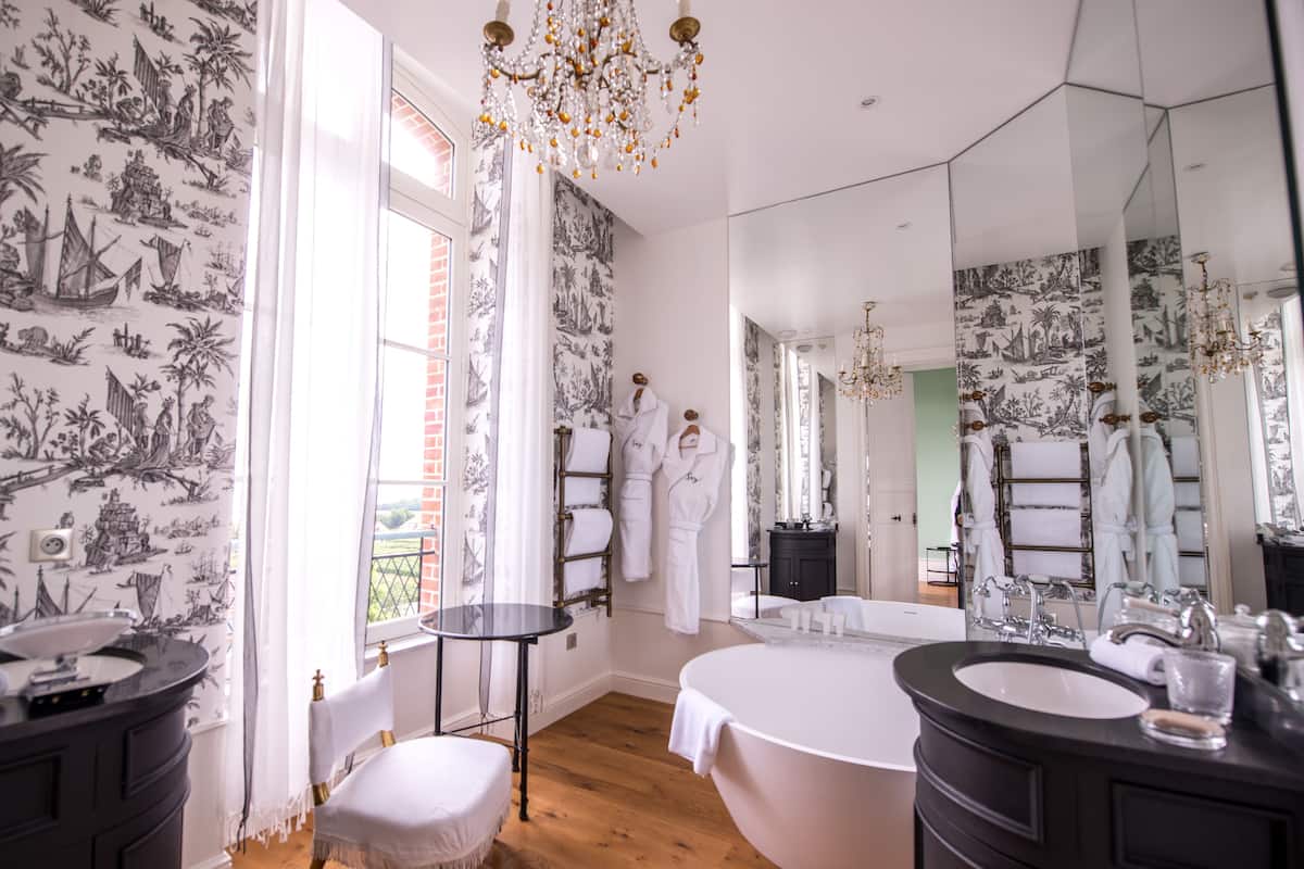 deluxe double or twin room | desk, soundproofing, iron/ironing board, free cots/infant beds