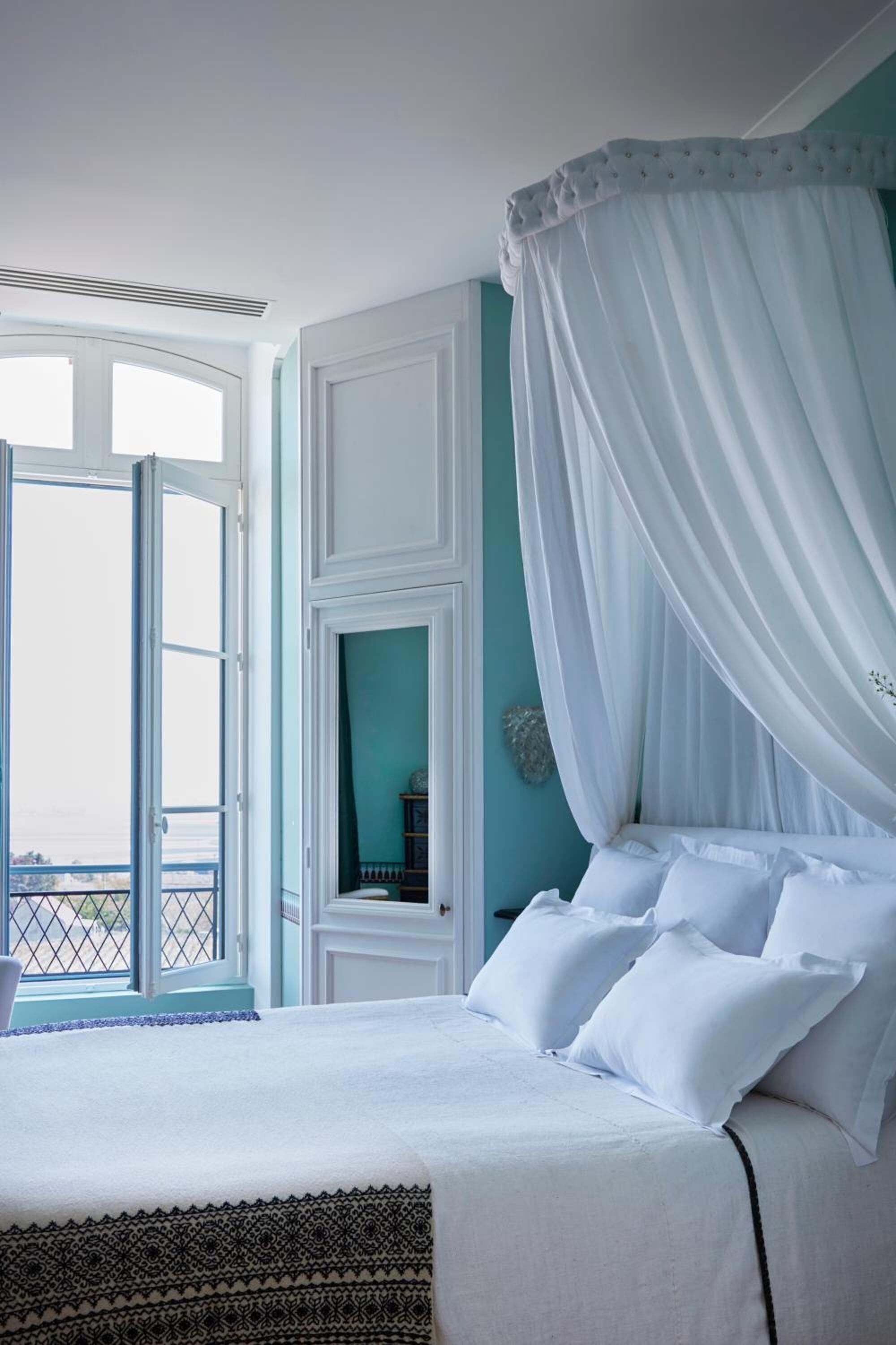 Een bureau, geluiddichte muren, een strijkplank/strijkijzer