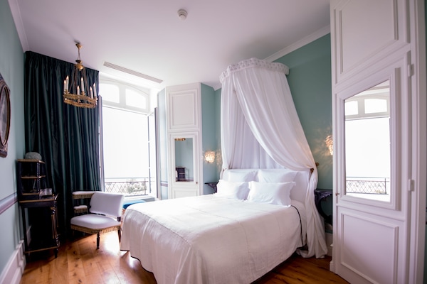 Phòng đôi phong cách cổ điển | Bàn, phòng cách âm, bàn ủi/dụng cụ ủi quần áo