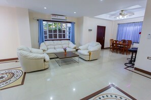 5-Bedroom Private Pool Villa | Coin séjour | Télévision LCD de 55 pouces avec chaînes par câble, télévision