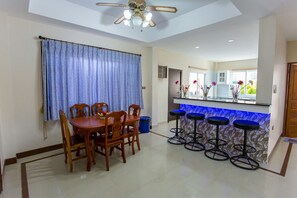 5-Bedroom Private Pool Villa | 객실 내 식사 공간