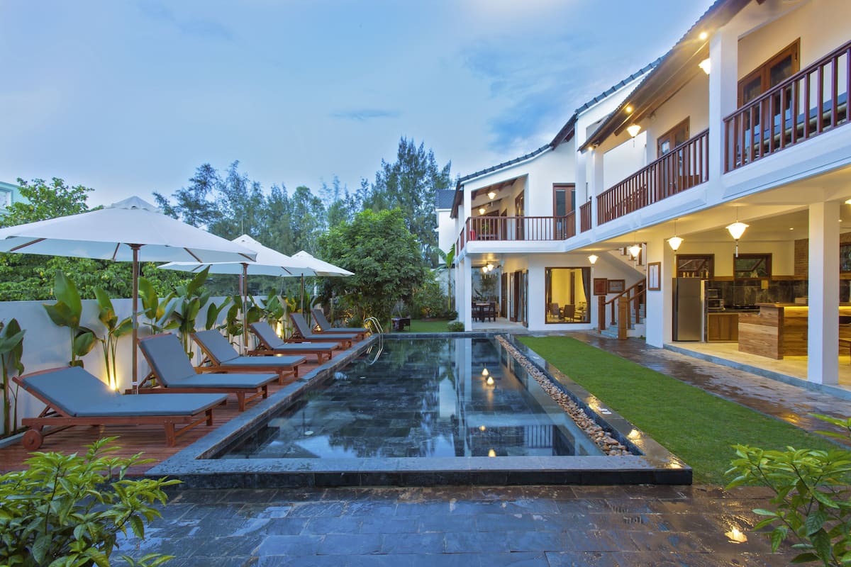 Hồ bơi ngoài trời