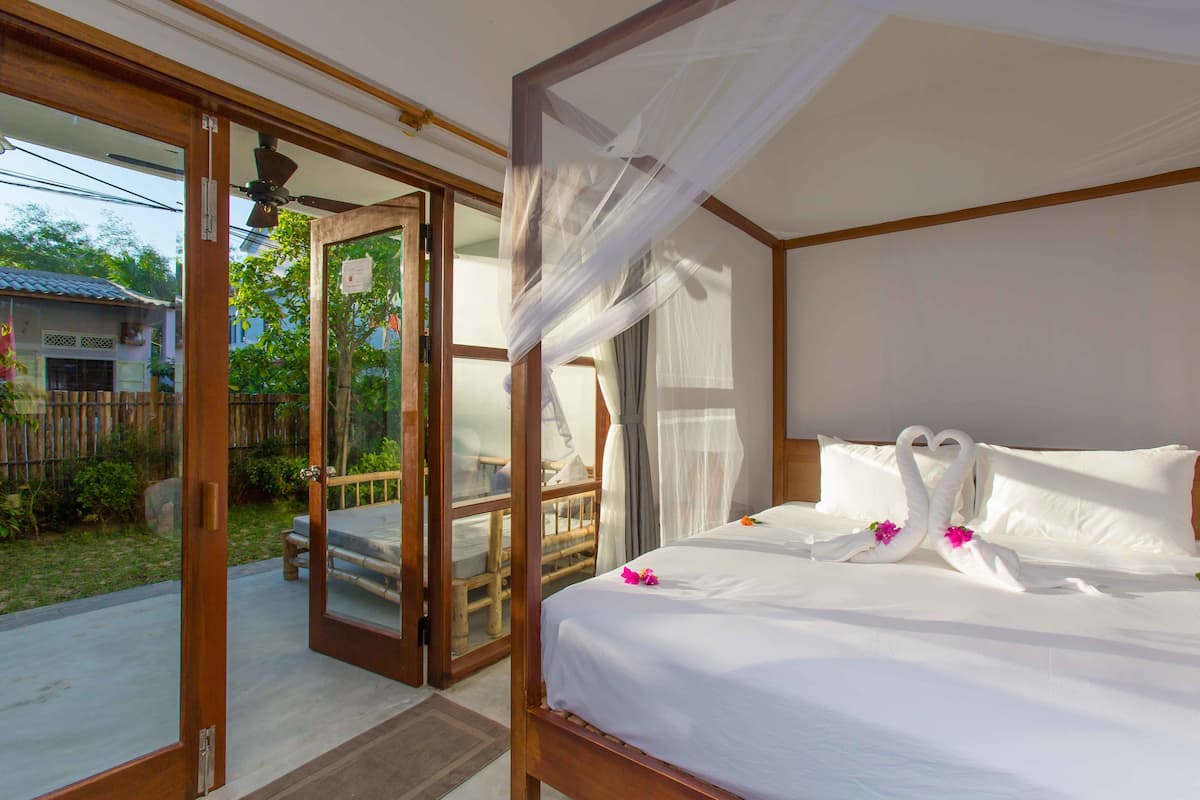 Bộ đồ giường cao cấp, minibar, két bảo mật tại phòng
