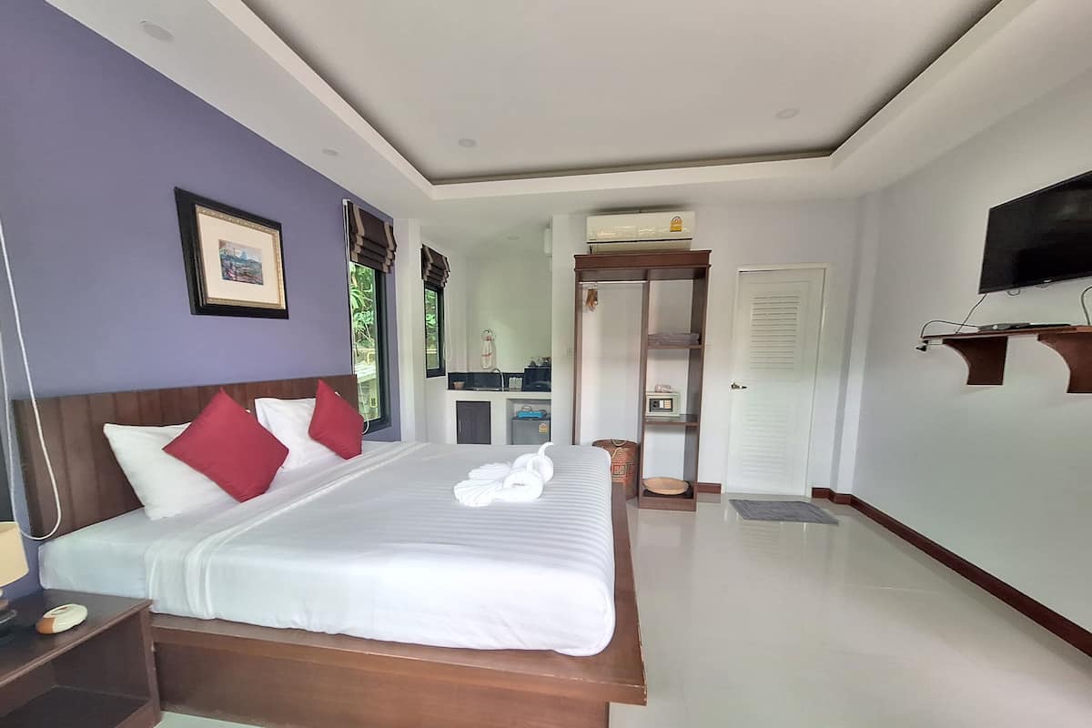 Room | In-room safe, desk, blackout drapes, WiFi (free)
