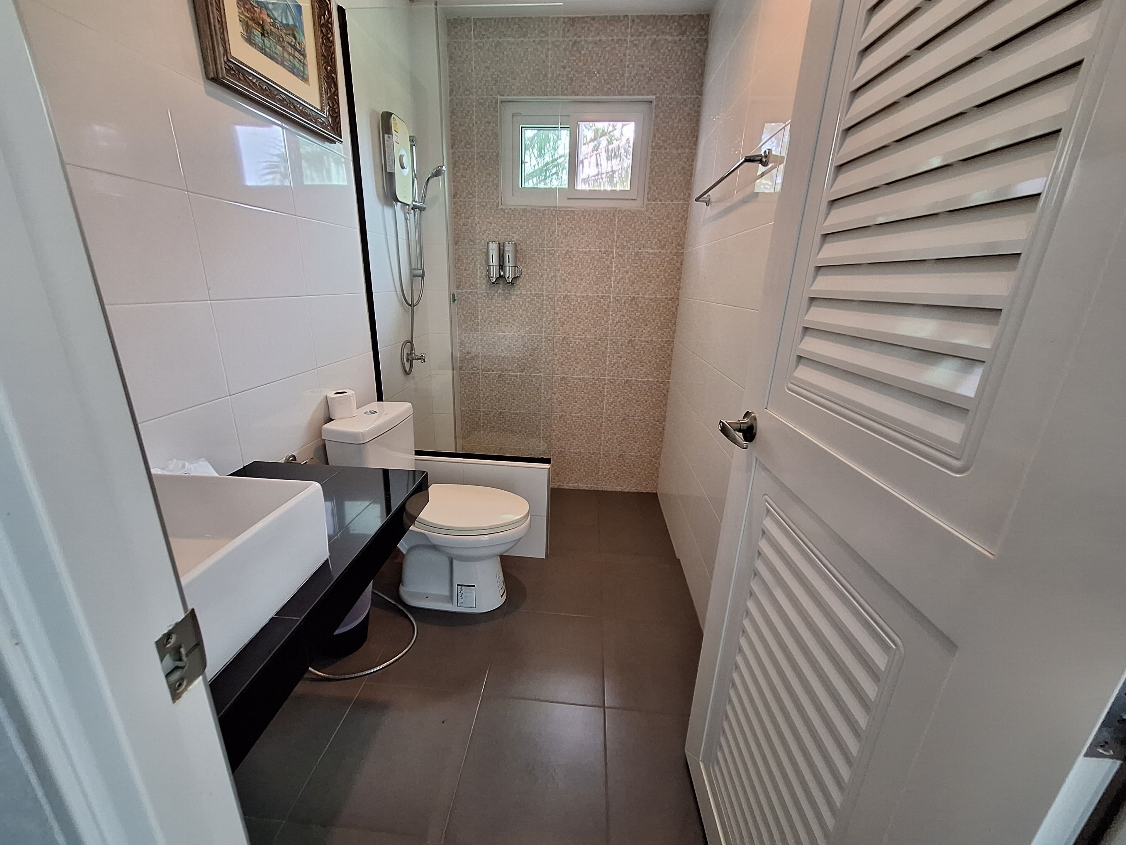 Room | Bathroom | Shower, free toiletries, hair dryer, slippers