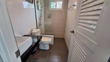 Room | Bathroom | Shower, free toiletries, hair dryer, slippers